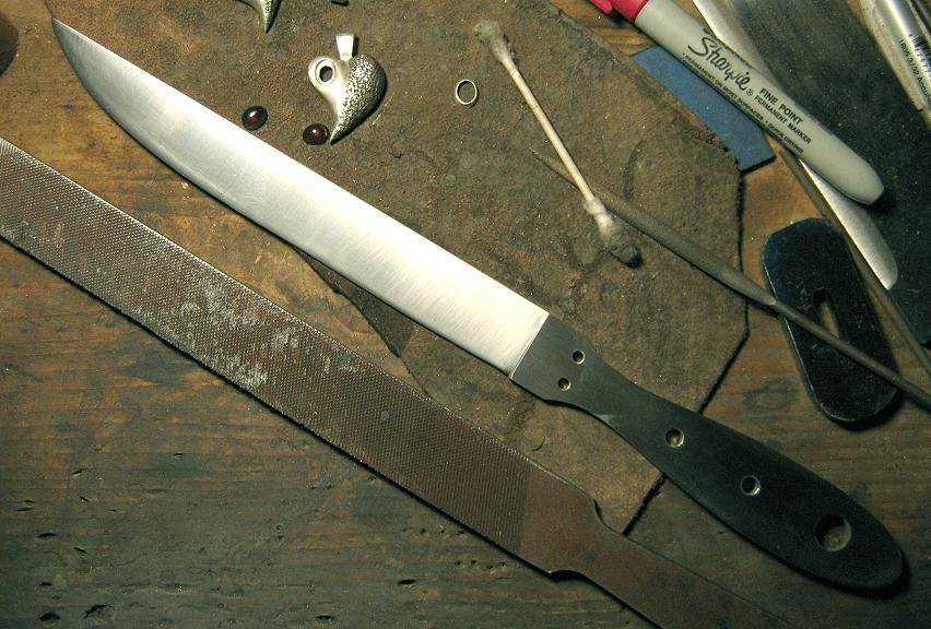 Differentially hardened hunting knife